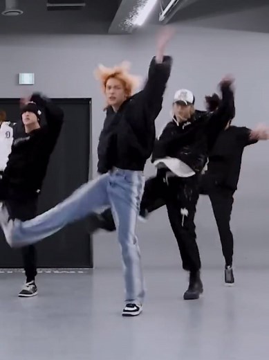 Hyunjin Dance Practice for Hellevator Performance