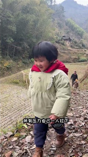 家乡总有一条小路，小时候觉得泥泞，长大后却安心地想走几次，走在这样的小路上，仿佛回到了小时候#我的乡村生活 #大山里的原生态 #农村生活 #这是我的家乡。 #乡村生活日常 @卖藤茶的小阿姨