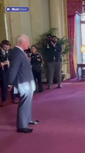 New Zealand women's Rugby Team welcomes the King singing to him