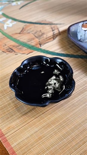 🎧 O ASMR que você PRECISA ouvir (e provar)! Prepare-se para o mergulho mais satisfatório da sua vida! 🤤 Nosso Djô de Shimeji, macio e suculento, encontrando a perfeição do molho Tarê... É uma sinfonia de sabores e texturas que só o Kitagawa Sushi te proporciona. Cada gota, cada textura, cada som... Uma experiência que transcende o paladar e vicia os sentidos. ✨ Vem viver esse momento UAU no Kitagawa! 📍 Praça dos Cartógrafos, 28 - Vila Prel, Campo Limpo, SP. #sushi #comidajaponesa #campolimpo 