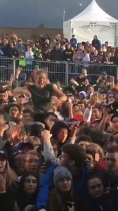 fan flashes juice in concert😂