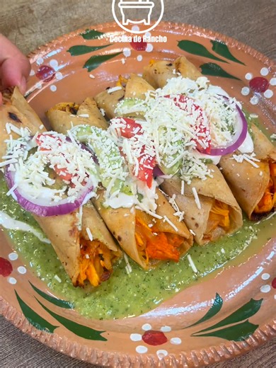 Deliciosas flautas de pollo al estilo mexicano