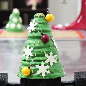 4.5K views · 183 reactions | My Macaron Christmas Tree filled with Callebaut milk chocolate ganache and dipped in coloured Callebaut white chocolate. Garnished with chocolate snowflakes and baubles. Created with Bulla Family Dairy Pure Cream. #kirstentibballs #baking #chocolate #video #christmas #christmastree #christmasbaking #savourschool #callebaut with Callebaut Australia | Kirsten Tibballs | Facebook