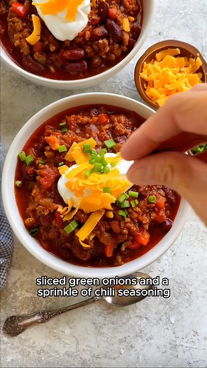 Nothing beats a cozy bowl of homemade chili on a chilly day! Learn how to make a delicious and easy chili recipe that will warm you up from the inside out. https://www.jessicagavin.com/best-homemade-chili/ | Jessica Gavin