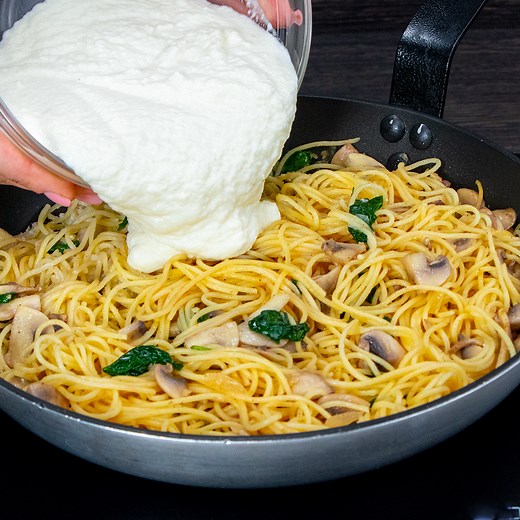 14K views · 218 reactions | Pâtes végétaliennes au chou-fleur! Si savoureuses que l’on a pas besoin de viande! Ingrédients: pâtes - 250 g sel - 10 g Pour la sauce: chou-fleur - 200 g Pour le sauté : oignon - 1 pièce ail - 2 gousses champignons - 250 g épinards - 50 g sel - 10g poivre blanc -5 g noix de muscade - 2 g eau des pâtes - 150 g parmesan - 50 g Faites cuire 10 min | Cookrate - France | Facebook