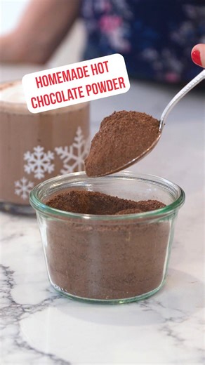 Make your own hot chocolate mix with just a few ingredients! No need to buy hot chocolate powder anymore, make it yourself from scratch! | Gemma Stafford