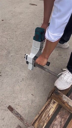 🔧 Electric Rebar Threading Wrench | Efficient & Powerful Electric rebar threading wrench ⚡ makes rebar threading fast and effortless. Strong power 💪 improves efficiency on construction sites. Compact design, easy to carry and operate 🏗️ 🇨🇳 Made in China, factory direct supply, support voltage customization for export markets. A practical tool for rebar processing and construction work! 🔩 #RebarThreading #ElectricWrench #RebarTool #ConstructionTools #RebarMachine