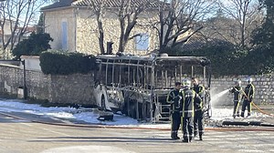 VIDÉO Les images impressionnantes d'un bus qui prend feu ce vendredi à Nîmes