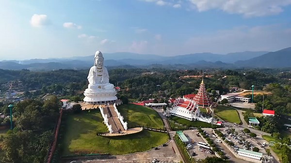 CHIANG RAI, Thailand - Visit Wat Huay Pla Klang (Giant White Buddha )