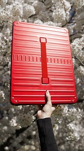 Design e comfort si incontrano. La qualità diventa lo standard. Con ALEON, vivi un’esperienza di viaggio che va oltre la semplice valigia: un vero e proprio statement di stile e raffinatezza. Che si tratti di business o vacanza, ALEON stabilisce nuovi standard di eccellenza. Trasforma ogni viaggio in un’esperienza di livello superiore. | ALEON Cases