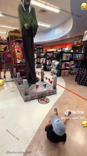 The child was startled 🤣🤣#cute #cutebaby #babycute #lovebaby #babylove #babyfunny #funnybaby #funny #fun #foryou #lovely#scarecam #funnyprank #scareprank #prank #scaring #jumpy #viral