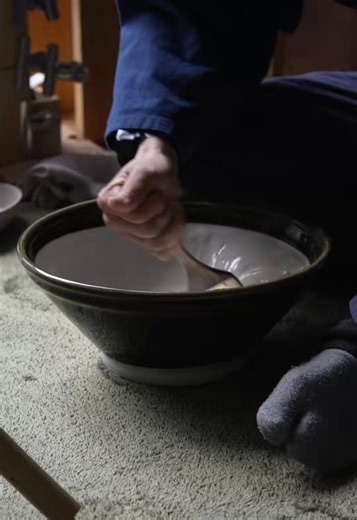 ( ၴႅၴ𓍯𓂃和傘は、日本の風土と文化の中で育まれてきた伝統工芸のひとつであり、その起源は古く、中国からの文化伝来にさかのぼります。日本には古墳時代後期、欽明天皇の時代に、百済から仏具としての「天蓋」が献上された記録があり、これが和傘の原型とされています。その後、平安時代になると、傘は現在のような実用品ではなく、貴人に差しかける日除けや魔除け、そして権威の象徴として用いられていました。この頃の傘は開閉機能を持たず、覆いのような形状をしていたのが特徴です。時代が進み、安土桃山時代になると、和傘は大きな進化を遂げます。竹と和紙を用いた精巧な構造により、開閉が可能な傘が誕生しました。また、和紙に油を塗る「油紙」が使われるようになり、防水性が高まり、雨具としての実用性も備わるようになります。この開閉構造は非常に高度で、和傘は数ある工芸品の中でも特に複雑な仕組みを持つものとして知られています。江戸時代中期以降になると、和傘は分業制の発達とともに大量生産が可能となり、庶民の生活にも広く普及しました。浮世絵には、町人たちが傘を差して歩く様子が数多く描かれており、当時の生活に欠かせない存在であった