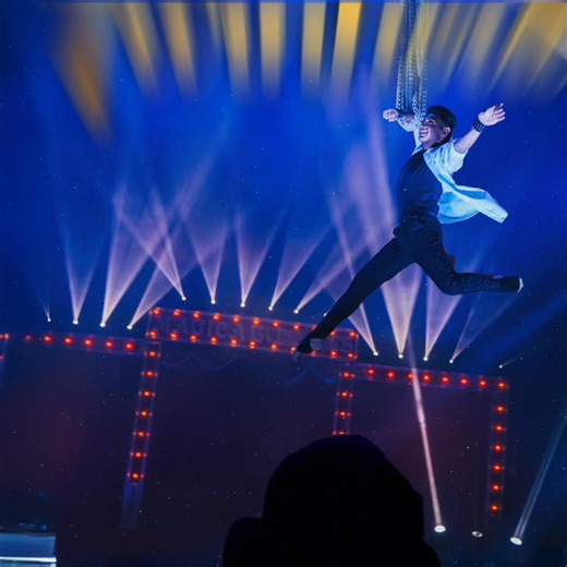 Turnhout! 𝙎𝙖𝙣𝙙𝙤𝙧 𝘿𝙤𝙣𝙣𝙚𝙧𝙩’𝙨 𝙈𝙖𝙜𝙞𝙘𝙖𝙡 𝙒𝙤𝙧𝙡𝙙 𝙤𝙛 𝘾𝙞𝙧𝙘𝙪𝙨 komt naar jullie toe!✨🎪 Een magische ervaring voor jong en oud op ‘Parking stadspark’ 🎩 🤹‍♂️ Van jong talent tot gevestigde namen: diabolo-meester Ezra Veldman, luchtacrobate Anastasia, illusionist Joseph Popey, clowns, jongleurs en nog veel meer. Elk optreden is een belevenis, zorgvuldig gekozen door circusdirecteur Sandor Donnert, die met zijn shows al jarenlang succes heeft in heel Europa. Geniet met de he