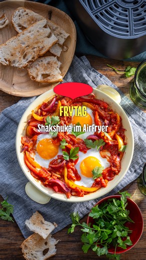 Der Frühstücks-Kracher Shakshuka im Airfryer wird mit MAGGI Air Fryer Fajita Mix zum Kinderspiel. Pochierte Eier in einer würzig-leckeren Tomaten-Paprika-Sauce, der keiner widerstehen kann. Mit einem leicht flüssigen Eigelb wird die Shakshuka mit frischem Fladenbrot zum ultimativen Frytag Geschmackserlebnis. Das müsst ihr unbedingt ausprobieren! Schnappt euch das Rezept! Für 3 Portionen: 170 g Paprika, rot 170 g Paprika, gel 80 g Zwiebel, rot 1 Knoblauchzehe 15 g Petersilie 400 g Tomaten, gehack