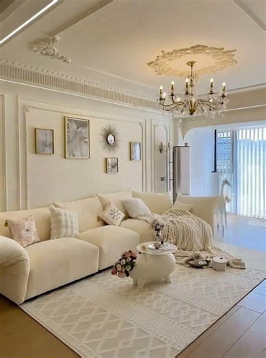 このスタイルの家の装飾は、美しく洗練されており、低予算で高級感を実現するのに最適な方法です。 #homedecor #木暮らし #暮らしやすい家#ソファー #ローテーブル #テレビボード