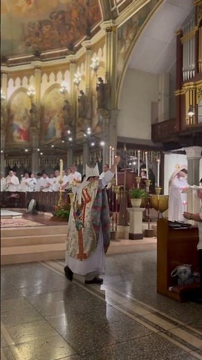 Sprinkling of Holy Water During Renewal of Baptismal Vows | Easter Vigil #tradition #catholicmass