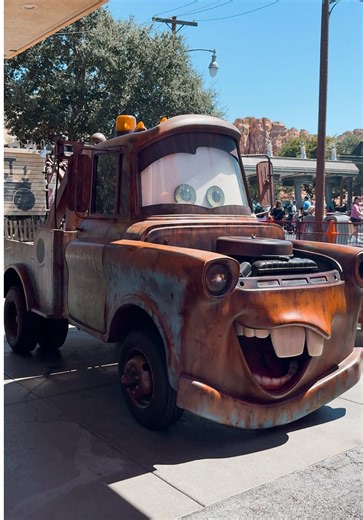 If you have a Cars-obsessed toddler… Cars Land at Disneyland is basically their Super Bowl. 🚗⚡️ Lightning McQueen. Mater. Cruz Ramirez. Red. They’re all right there in Radiator Springs, and watching kids see them in person for the first time is one of those Disney moments that just hits different. My son was completely locked in the entire time. And honestly, Cars Land is one of the most immersive areas Disney has ever built. The music, the mountains, the neon lights at night… it really does fe