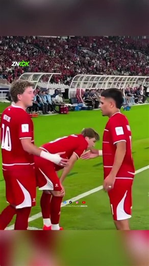 Full 11 Pemain Keturunan Main, John Herdman Malah Disebut Miskin Taktik! 😱 Mainkan full 11 pemain keturunan di ASEAN Cup 2026, taktik John Herdman justru panen kritik pedas dari fans Timnas Indonesia! Meskipun menang 2-0 atas Singapura dan mendominasi ball possession, Skuad Garuda dinilai bermain monoton dan minim variasi serangan. Skuad mewah bertabur bintang liga Eropa ini tercatat hanya mampu melepaskan 2 shot on target sepanjang 90 menit pertandingan. Mengapa taktik John Herdman dianggap mi