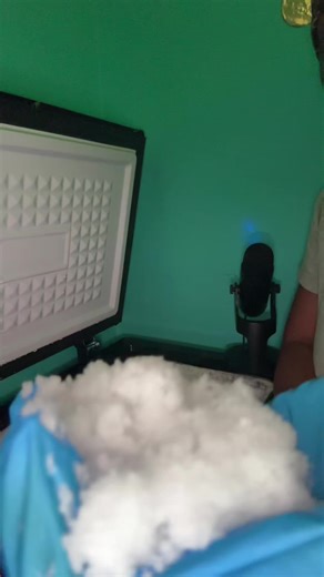 Some crispy crunches 😋 my humidifier not coming till Saturday so I’ll see u guys soon again! Love u 💕😩 Hope u enjoy!! #shesoiceyy #iceeating #humidifierfreezerfrost