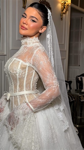 Make Up Artist on Instagram: "Ayten & İnara Retro Bride Look✨ Mua : @aitan_makeup Hair : @inara.omarr Dress : @aidemluxurybridal @vecibeautyhouse @sarmaya999"