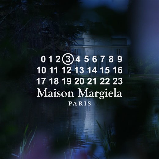 Maison Margiela Fragrances全新首支玫瑰花香—— Up At Dawn 揭開戀情初醞與隱秘英倫的芳香故事 在晨曦乍現的瞬間，Maison Margiela 香氛悄然揭開了其 REPLICA 復刻系列的全新篇章——首支玫瑰花香Up At Dawn 莎士比亞(莎翁)玫瑰淡香氛，靈感直捲自 2025 年英國溫莎的芳香回憶。於一片晨光照映的玫瑰莊園裡，戀人雙眸交匯，彼此探索那隱藏在香氣之中的浪漫瞬間。 Maison Margiela Fragrances Unveils 'Up At Dawn': The Olfactory Narrative of a New Love and Decadent British Secrets Maison Margiela fragrances introduce 'Up At Dawn', the latest Replica Eau de Toilette, an olfactory memory from Windsor, England, in 2025. This fragrance recreates the elusi