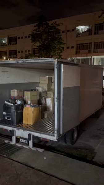 5.3K views · 112 reactions | 现在是半夜12am Vi妹团队们每天都从早上9am 到晚上OT帮大家出货了哦～ 每天都包一啰啰的货 团队们发货前都会拍照给你们 大家耐心等待呀 大家收到货后记得跟我们报个平安哦  | Vi 妹 Channel | Facebook