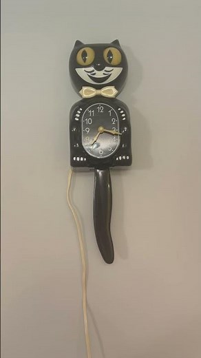Original 1950’s Kit Kat Clock in action #KitKatClock #midcentury