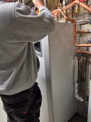 Call-out underway 🔧 On site with temp probes hooked up to the high & low pressure ports. #plumbing #installer #engineer
