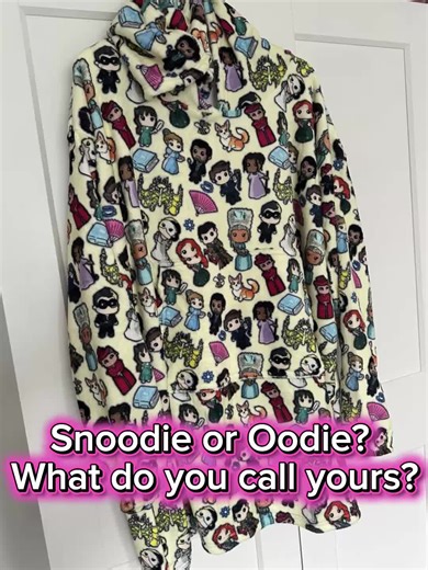 Snoodie or Oodie? What do you call yours? I’m slightly obsessed with these cosy custom designs Here are just a few ideas inspired by some of my favourite shows – ☕ Friends 📚 Gilmore Girls ⚡ Harry Potter …and so many more! The best part? I can design anything to suit your own theme – and there’s no extra cost for customising. Whether it’s your mum’s favourite TV show, a family saying, hobbies, or something completely unique, I’ll create it just for you 💕 These make the PERFECT cosy gift for Mot