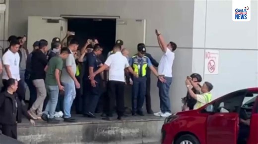 Inaresto ng pulisya si Ret. Maj. Gen. Romeo Poquiz sa pagdating nito sa bansa pasado 8:00 AM ngayong Lunes, January 5, 2026, kaugnay ng inciting to sedition. Sa parking area malapit sa VIP zone, inilabas si Poquiz na nakaposas ngunit natatakpan ng jacket. Bahagya pang nagkatensyon nang igiit ng mga abogado na makasama sa sasakyan ang inaresto. Sigaw ni Topacio: “Hindi ito request kundi demand dahil karapatan ito.” Sigaw naman ni Ret. Col. Jun Metran: “Sundin ang proseso.” Ngunit hindi nakapasok 