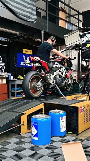 Aprilia Tuono v4 Dyno. Full Akrapovic exhaust. Made 157 hp.