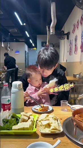 A "textbook-level" milk-making tutorial for dads taking their kids out. Baby: Dad, you probably