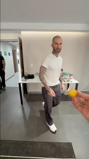 A very high stakes game of cheesy puffs & tiny chair backstage at Arena Guadalajara last night.. 🤌