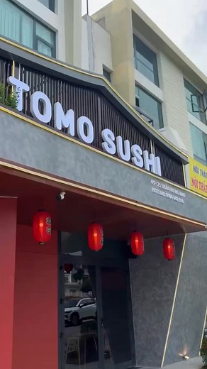Ghé TOMO, ngồi cạnh bếp mở để thấy bữa ăn được trình diễn ngay trước mắt bạn! - Come to TOMO, take a seat by the open kitchen, and watch your meal come to life right before your eyes. ______________ TOMO SUSHI ⛩️ 69-75 Trần Hưng Đạo, Bắc Cường, Lào Cai 📞 090 464 85 58 ⏰ 10:00 - 14:00 • 17:00 - 22:00 | TOMO SUSHI LÀO CAI