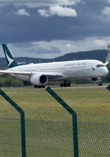 Cathay Pacific A350 Crosswind Landing in Hong Kong
