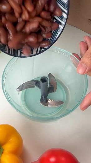 No meat? No problem! These super tasty, high-protein vegetarian seekh kebabs are made with rajma (kidney beans), sweet corn, and a bunch of flavorful veggies. Perfect for a guilt-free snack or post-workout meal! Serve them up with some fresh salad and mint chutney. Healthy eating never looked (or tasted) this good 😋🌿 🫘 Ingredients 1 cup boiled rajma (kidney beans) ½ cup boiled sweet corn ¼ cup finely chopped bell peppers (capsicum) ¼ cup finely chopped onion 2 tbsp roasted besan (gram flour) 