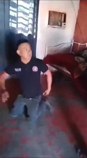 @unseengroupleaks on Instagram: "... 《洞》(2003 年）讲述了斯坦利·叶纳茨四世（希亚·拉博夫饰）的故事,他是一名青少年,被错误地判定犯有盗窃罪,并被送往德克萨斯州残酷的青少年拘留中心绿湖营。被拘留者由腐败的沃克监狱长（西格妮·韦弗饰）管理,他们必须每天挖洞寻找与不法之徒基辛·凯特·巴洛有关的宝藏。斯坦利与赫克托·"零"·泽罗尼成为朋友,打破了家庭诅咒并找到了宝藏。 剧情概要和关键元素 前提与诅咒:斯坦利·叶纳茨来自一个因曾曾祖父未能兑现对立陶宛算命师泽罗尼夫人的承诺而被诅咒"运气不好"的家庭。他因偷窃棒球明星克莱德·"甜脚"·利文斯顿捐赠的鞋子而被不公正地判刑。 绿湖营地:抵达后,斯坦利发现湖水早已干涸。这些男孩,包括“零”（克莱奥·托马斯饰）、腋窝、之字形、鱿鱼、磁铁和 X 射线,被迫每天挖一个 5x5 英尺的洞来“塑造性格”,尽管典狱长实际上正在寻找被盗的宝藏。 交织的历史:这部电影在现在和过去之间切换,展示了 110 年前萨姆被谋杀后湖水如何干涸。萨姆是一名洋葱小贩,深受学校教师出身的姻亲凯瑟琳“亲吻凯特”巴洛的喜爱。凯特杀死了斯坦利的曾