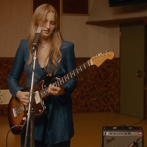 In this episode of Fender Sessions: Fender Next artist Madison Cunningham performs four songs and talks about the endless possibilities of guitar, baring your soul through pen and paper – and how to get out of a songwriting rut: https://bit.ly/36paHV0 | Fender