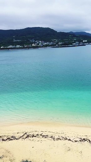 瀬底島にある人気のビーチ『アンチ浜』瀬底大橋からすぐの場所にあります！橋からも見渡せる海が絶景です！#沖縄 #沖縄旅行 #瀬底島 #okinawa #island #沖縄カフェ #沖縄離島 #沖縄離島 #アンチ浜 #リゾート #海開き #プール