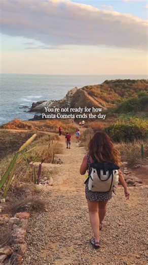 I thought I knew what a “beautiful sunset” was… and then Punta Cometa happened.✨ There’s something about Mazunte at the end of the day—the cliffs, the quiet, the color that slows you down in a way you don’t expect. It all feels almost unreal. Quite honestly, I have many incredible sunsets spots in my repertoire, but this is now probably in my top three. It’s one of the most romantic ones without a doubt! If you ever needed a reminder that Mexico still has places that feel untouched… this is it. 