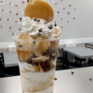 2.7K views · 61 reactions | FEBRUARY FEATURE! PANCAKE SUNDAE! 丹 @moderncone  vanilla soft serve, chocolate chips, warm mini pancakes and warm maple syrup  丹 ⬇️ TAG A PANCAKE LOVER . . . We are located at 28616 Harper Ave St Clair Shores, MI. We are open all year round! MON: CLOSED TUES-THURS:12-8 FRI-SAT: 12-9 SUN: 1-8. | Modern Cone | Facebook