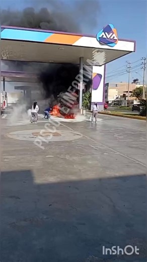 #PISCO : INCENDIO DE CAMIONETA HABRÍA INICIADO EN EL GRIFO AVA EN AV. LAS AMÉRICAS. CONDUCTOR CON EL VEHÍCULO ARDIENDO EN LLAMAS MANEJÓ MAS 50 METROS PARA POR EVITAR UNA MAYOR DESGRACI4 SIN IMPORTARLE ARRIESGAR SU VIDA. Conductor era un pescador que estaba cargando combustible para salir a la pesca esta noche. | Pisco te Informa