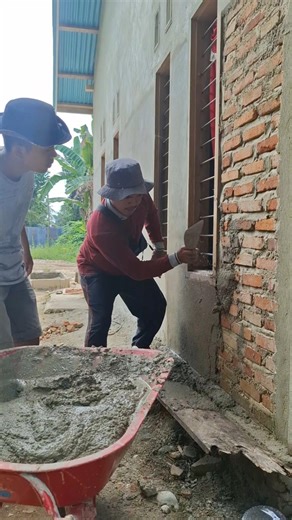 theory and tricks for spraying plaster mixture on walls...