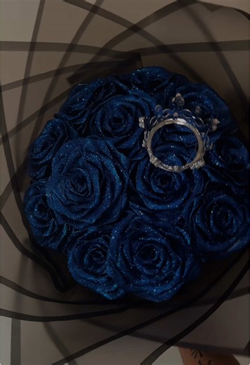 Ig:bloomzbymel #eternalflowers #flowerbouquet #florist #blowthisup #melbflorist #glitterroses #dmtoorder #flowers #glitterbouquet #viral