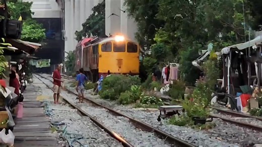 131K views · 2.6K reactions | ปู่GEK.4037 ลากหัวรถจักร GEA.4553+QSY.5228 ส่งซ่อมโรงงานมักกะสัน #รถไฟกับนายเบิร์ด 29/04/68 | รถไฟ กับ นายเบิร์ด | Facebook