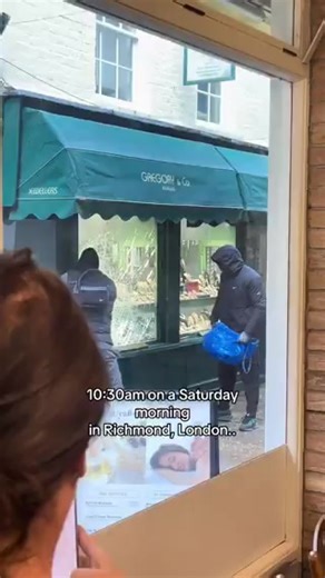 🛍️International News : Daylight Jewellery Robbery in Richmond, London 📍 Where: Paved Court, Richmond, Southwest London — a busy shopping area near Richmond Green. 📆 When: Saturday morning (Yesterday ). What Happened: 🔹 Two masked men suddenly attacked a family‑run jewellers, Gregory & Co, in broad daylight. 🔹 One suspect used a sledgehammer to smash the shop’s front window while the other grabbed jewellery and placed items into a blue bag. 🔹 Shocked shoppers and passers‑by watched as the r