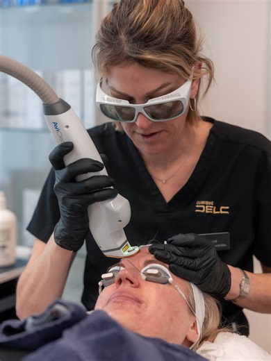 Sie möchten wissen, wie Sie leichte, mittelschwere oder schwere entzündliche Akne behandeln können? Dann sind Sie hier genau richtig. Akne entsteht, wenn überschüssiger Talg sich mit abgestorbenen Hautzellen verbindet, die Poren verstopft und Bakterien einschliesst, was zu Entzündungen und Hautunreinheiten führt. Entdecken Sie, wie AviClear Ihre Haut und Ihr Selbstbewusstsein verändern kann. #Aviclear #Akne #zurich #biel #aarburg