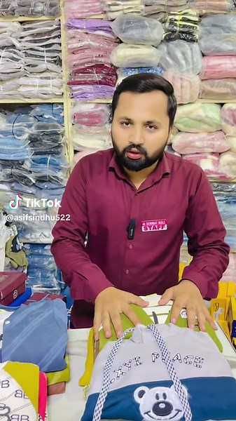 Bachon ki sardi ki shopping ab hui mazeed asaan! 🧥✨ Al Rehmat Mall laaya hai 1 se 4 saal ke bachon ke liye khoobsurat aur garm-a-garm fleece suits ki new range. 💸 Bohot hi munasib qeemat: Sirf 1200/- aur 1300/- mein! Stock khatam hone se pehle apni pasand ka suit chunen. Aaj hi aayen! 🏃‍♂️💨 #alrehmatmall #mananwala #wintercollection #boysuit #kidscollection