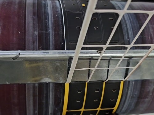 美星石墨烯模切生产中，石墨烯是非常轻薄实用的均热散热材料。根据客户需求定制方案，模切背胶，覆膜，制作复合材料等#石墨烯#美星新材料#电子产品#天然石墨烯#散热