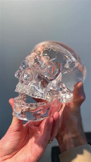 💀Jaw Dropping Crystal Skull (literally)💀 Carved from a single Quartz crystal, this life sized skull by @michaelpeuster is anatomically exact and fully articulated, featuring detailed sutures and a detachable jaw that moves just as a real skull would. It was meticulously shaped over 450 hours of work, beginning as a 33 lb crystal and refined into a 9.9 lb finished masterpiece. Very few crystal skulls in the world are made with a detachable jaw because the alignment requires extraordinary precis